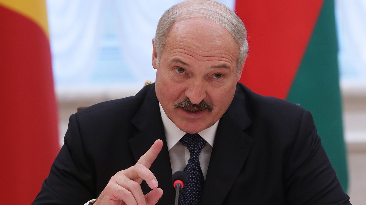 Lukašenko dal Bělorusům recept proti viru: traktor, pole a vodka